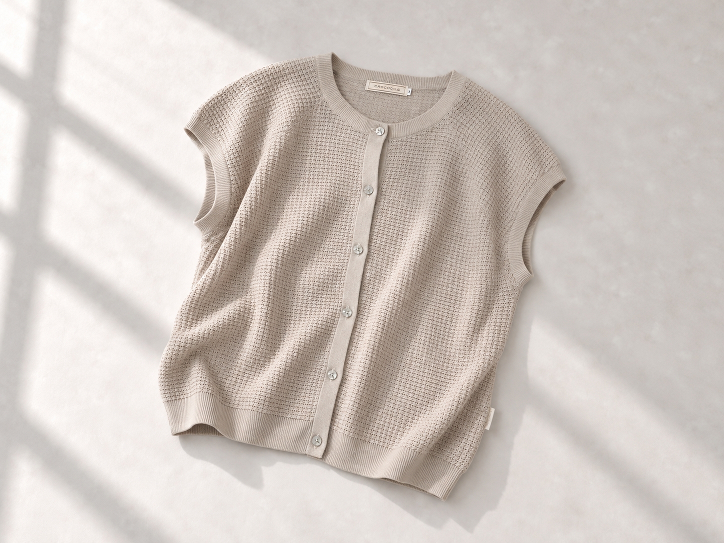 グレージュのメッシュボタンベスト