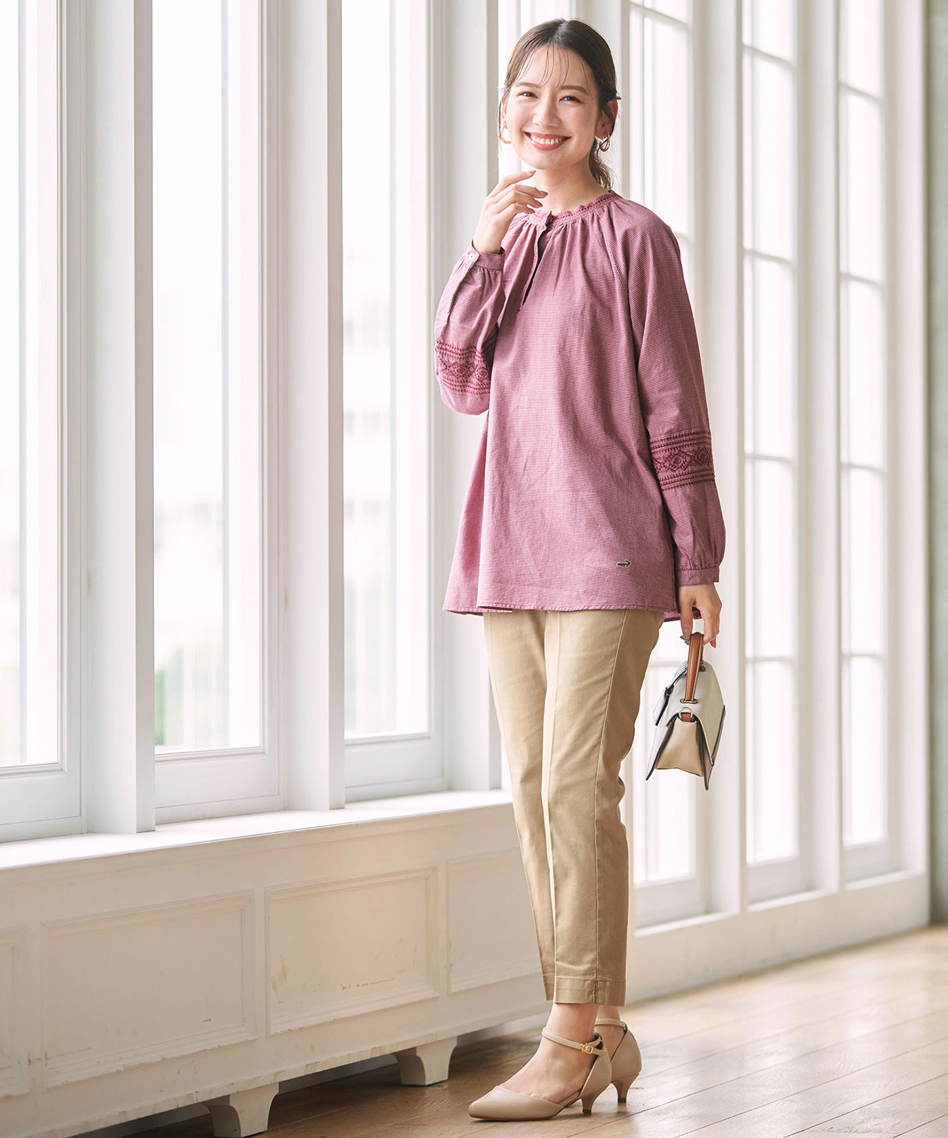 WEB限定】千鳥柄×刺繍で華やぐ 旬顔ブラウス - クロコダイル(CROCODILE