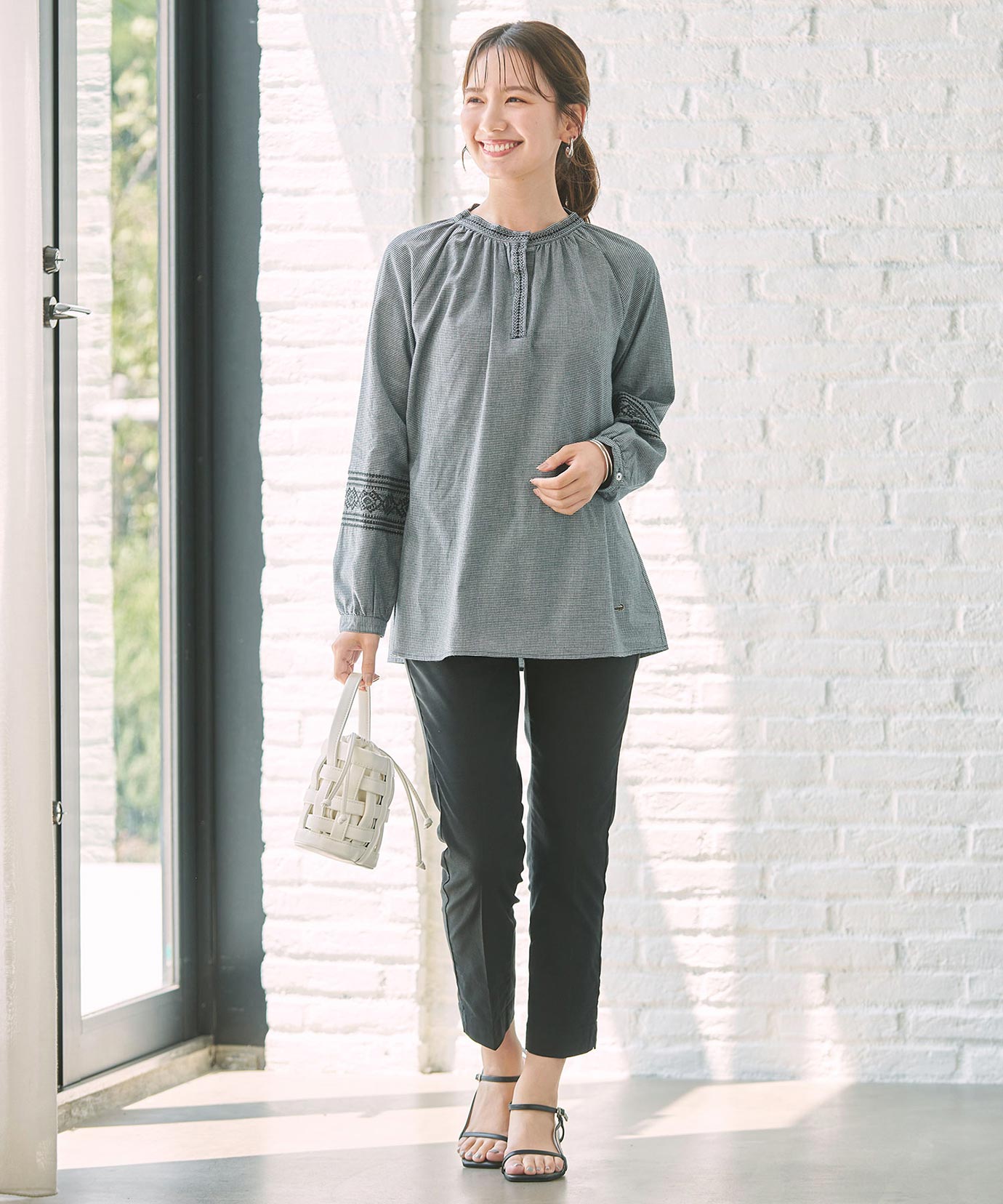 WEB限定】千鳥柄×刺繍で華やぐ 旬顔ブラウス - クロコダイル(CROCODILE