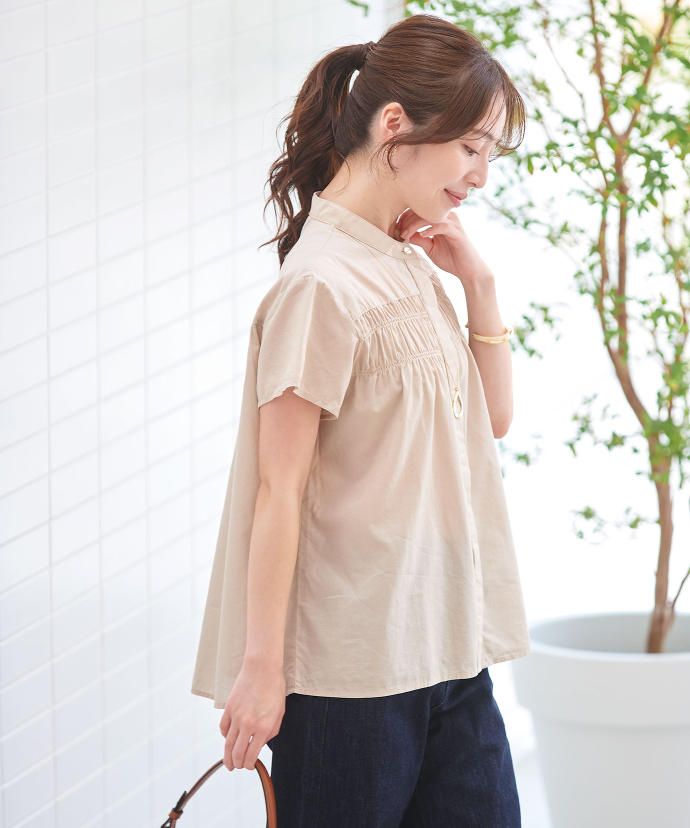 レディース ギャザーデザイン バンドカラー ブラウス【一部店舗限定