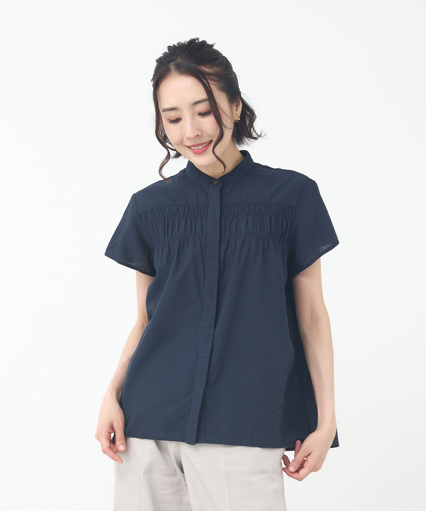 レディース ギャザーデザイン バンドカラー ブラウス【一部店舗限定