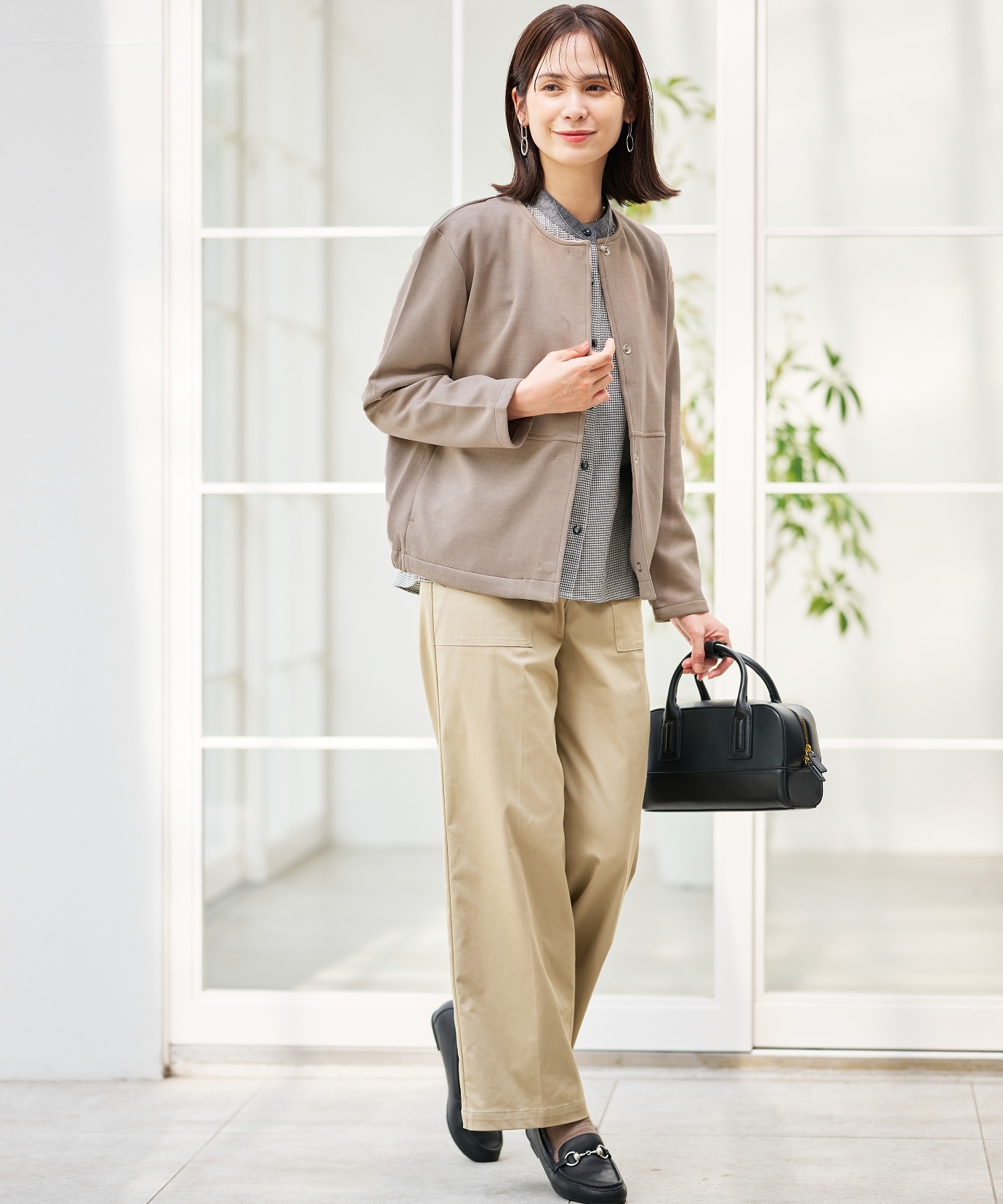 カリテ／きれい色♪とろみ生地ノーカラーブルゾンジャケット グレージュ カリテ／きれい色♪とろみ生地ノーカラーブルゾンジャケット グレージュ