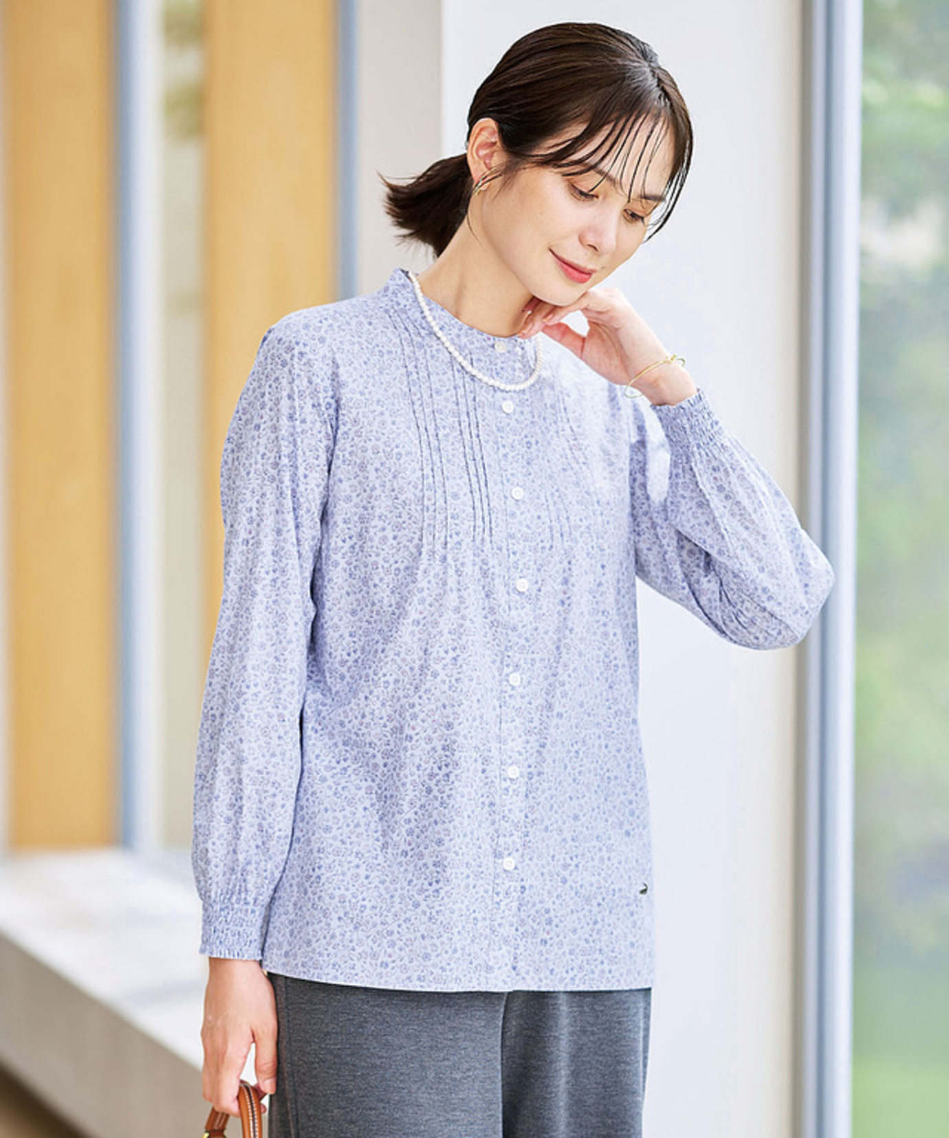 新品　かぐれ ピグメントダイピンタックブラウス かぐれ（カグレ）の「ピグメントダイピンタックブラウス（シャツ