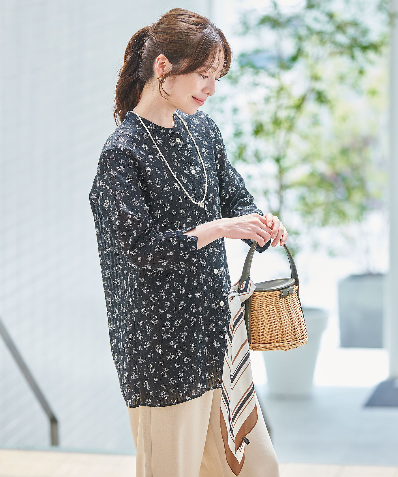 黒 花柄刺繍 五分袖チュニック チュニック】 トップス 黒 ブラック 白 ホワイト 5分袖 刺繍