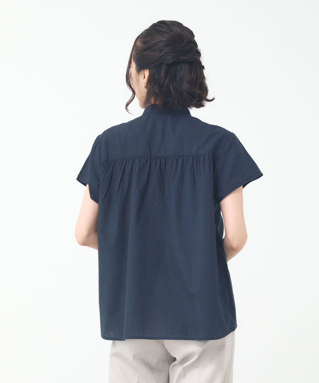 ギャザーデザイン バンドカラー ブラウス【一部店舗限定】