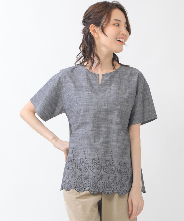 裾刺繍キーネックブラウス