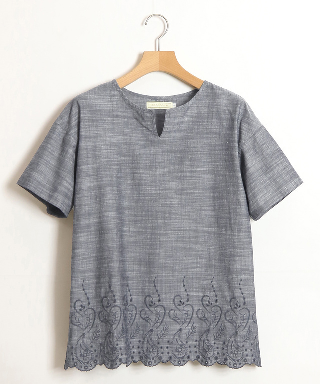 裾刺繍キーネックブラウス