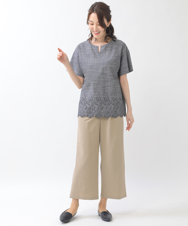 裾刺繍キーネックブラウス