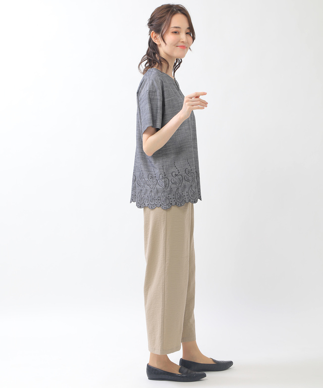 裾刺繍キーネックブラウス