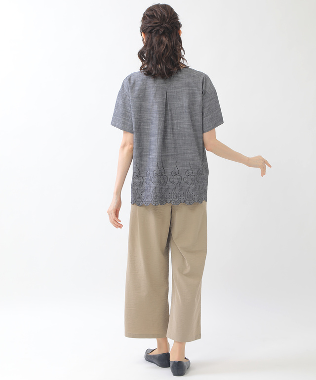 裾刺繍キーネックブラウス