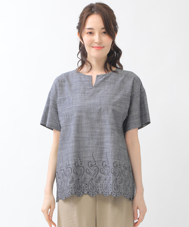 裾刺繍キーネックブラウス