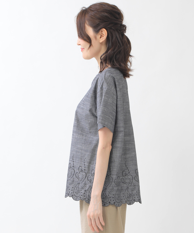 裾刺繍キーネックブラウス