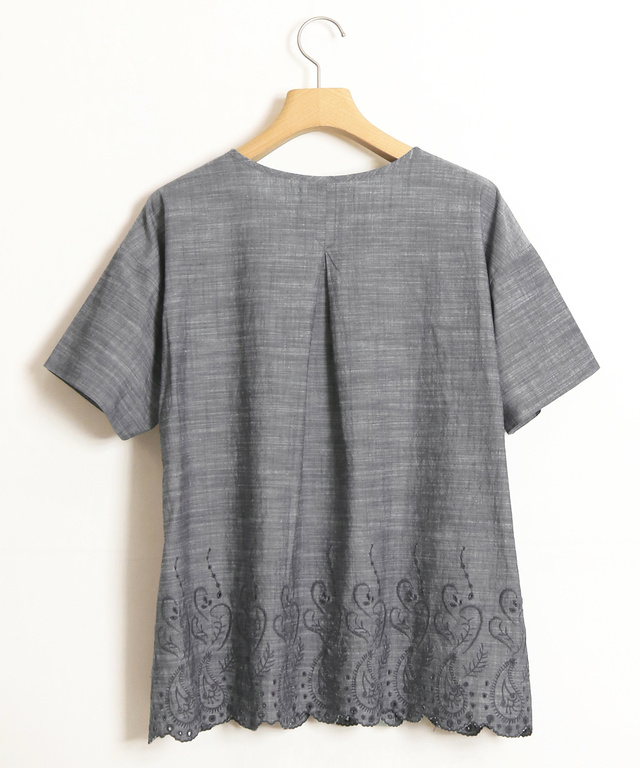 裾刺繍キーネックブラウス