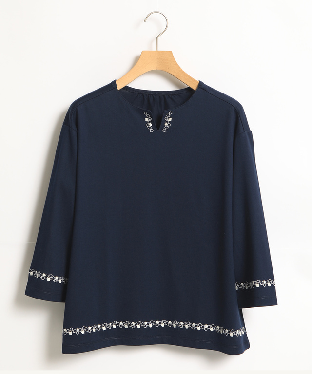 刺繍キーネックカットソー