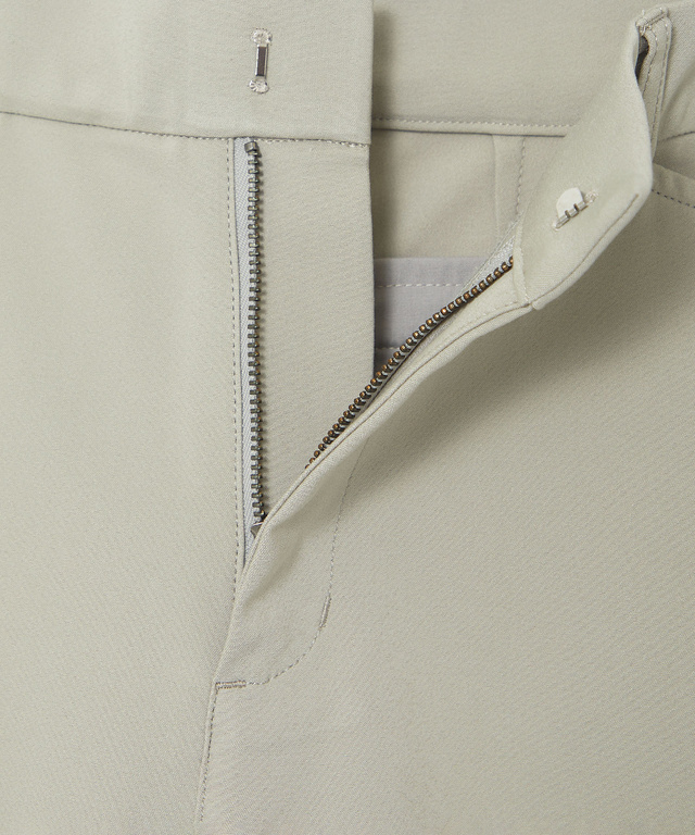 ストレッチ テーパードパンツ